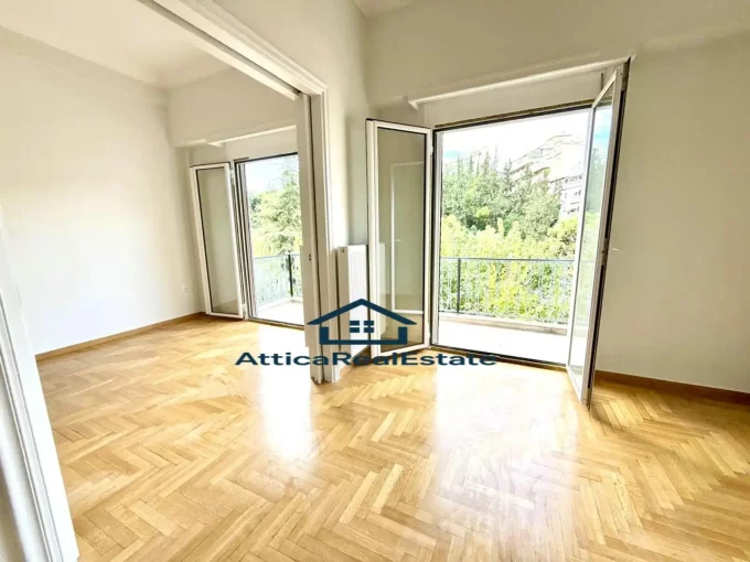 Σαλόνι με θέα σε πράσινο από κατοικία 95 τ.μ δευτέρου ορόφου στον Νέο Κόσμο.